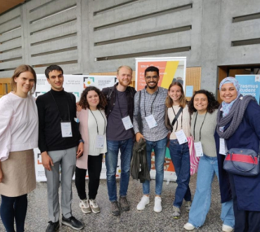 A diverse group of young adults, including Hasan, smile together at the Future Development for Arab Youth event at the University of Southern Denmark